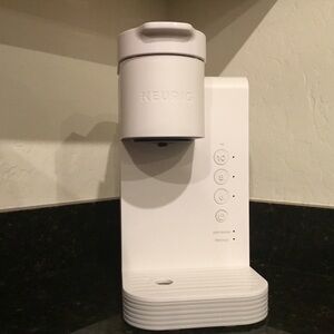 Keurig single cup coffee maker. 10 cup capacity. White